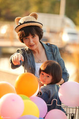 组图：杨雪与小萌妹“姐妹淘”写真 轻松惬意显童真