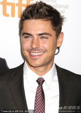 组图：《不顾一切》首映 扎克-埃夫隆西装帅气