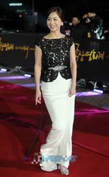 组图：大钟奖颁奖红毯 徐令姬黑白裙高雅柔美