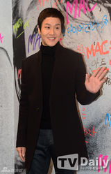 组图：李准等亮相活动 刘仁娜紧身皮裙露美腿