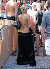 组图：帕丽斯-希尔顿豹纹比基尼低腰裙秀性感