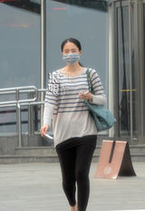 独家：董璇帮员工办社保 衣着宽松疑似怀孕