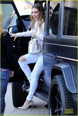 组图：卡戴珊疑真空豪放露沟 巨乳呼之欲出