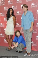 组图：《奥迈耶的痴梦》发布会 导演阿克曼蹲坐出席