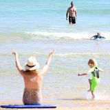 组图：娜奥米豹纹泳衣秀美胸 一家四口海滩度假