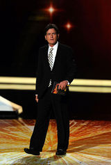 组图：艾美奖现场 查理-辛担任颁奖嘉宾妙语如珠