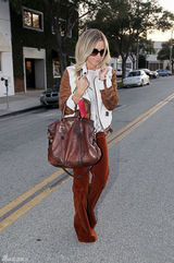 组图：阿什丽-提斯黛尔街拍 灯芯绒长裤搭外套