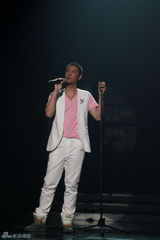 组图：“重力波”High翻《天声王牌》 张靓颖助阵