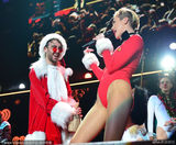 组图：麦莉土豪大衣戏矮人 穿高叉裤自摸热舞