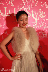 幻灯组图：江一燕派对连轴转 扮完“卡门”变女神