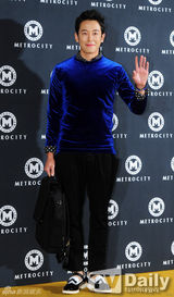 组图：4minute全智允南智贤黑白配出席时尚活动