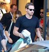 组图：巴里摩尔三婚倒计时 闺蜜迪亚茨作陪选衫