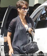 组图：46岁哈利贝瑞怀孕挺巨肚陪爱女游玩