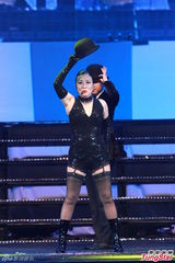 组图：曾志伟薛家燕扮肥姐 郑欣宜隔空寄思念