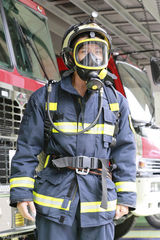 组图：何晟铭走入消防  体验“烈火雄心”