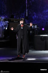 组图：小红莓乐队三度来台开唱 李心洁夫妇现身