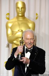 高清组图：奥斯卡后台获奖众星举金人光彩照人