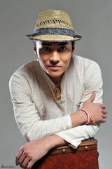 组图：刘小辉帅气写真 尽显绅士魅力