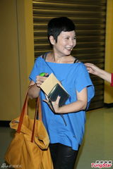 组图：李宗盛桃红衬衫开唱 称林忆莲唱得更好