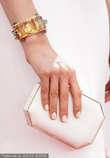 组图：泰勒-希林高开叉白裙秀美腿亮相艾美红毯