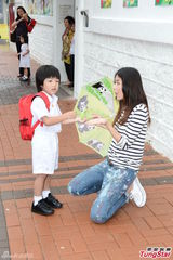 组图：陈慧琳跪地接爱子 虾饺仔被老师赞乖巧