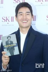 组图：韩星刘智泰出席品牌纪念活动绅士帅气