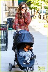 组图：米兰达深V长裙美艳 小宝贝幸福躺妈肩头