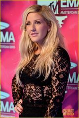 组图：女星扯裙露胸抢镜 水果姐绿裙保守