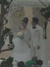 组图：大S纯白婚纱牵手新郎汪小菲出场 甜蜜拥吻