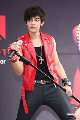 组图：汪东城单飞出专辑12年终圆梦