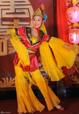 高清图：石小群变身叛逆平民代言人 百变造型成看点