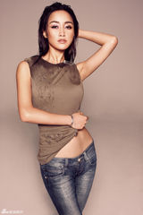 组图：赵子琪炫彩霓裳大片 流光满溢活出率性真我 