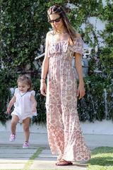 高清组图：辣妈超模安布罗休携可爱女儿出游 