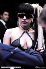 组图：Lady Gaga街头拍片衣着单薄 秀豪乳引人注目