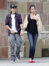 高清组图：比伯和女友赛琳娜外出 牵手秀甜蜜