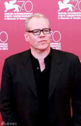 组图：《峡谷》发布会 休斯顿着优雅拼接裙