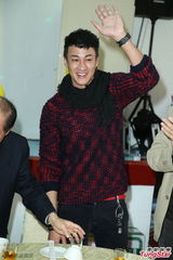 组图：何润东爸妈准备婴儿房 高压逼婚