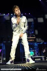 组图：贾斯汀-比伯曼城开唱 自摸胯下“不淡定”