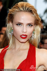 组图：超模娜塔莎走红毯 镂空红裙清凉娇艳