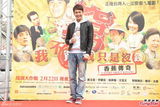 组图：李康宜拜神求票房 爱情长跑结婚顺其自然