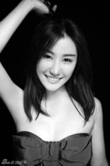 组图：演员刘璐珈黑白写真 阳光清新尽展甜美
