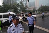 组图：李天一等被告5人乘坐警车抵达海淀法院