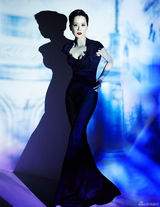 组图：海清酥胸微露秀红唇 演绎迷人歌剧女王