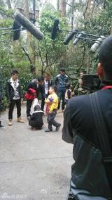 组图：电影《爸爸》曝花絮照 萌宝喂小动物有爱