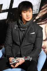 组图：金允珍朴海日宣传《心在跳》 亲密合影显默契