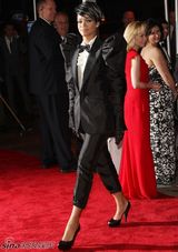 高清组图：蕾哈娜中性装扮抢眼