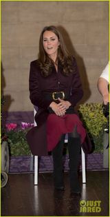 组图：凯特王妃独自出巡 优雅微笑接见民众