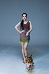 高清组图：可爱戚薇与爱犬同登杂志封面