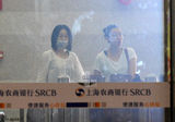 组图：那英携众助理坐高铁来沪 打扮简约低调