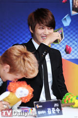 组图：韩团JYJ着帅气西装参加韩日交流大使委任式